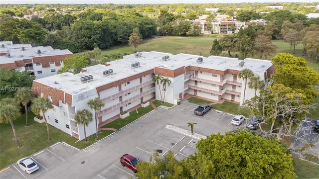 $2,000 | 8002 Lagos De Campo Boulevard, Unit B201, Tamarac, FL 33321