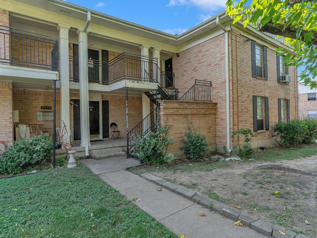 5053 Ridglea Lane, Unit 911 Fort Worth, TX 76116 - Photo 16 of 16 a front view of a house with garden