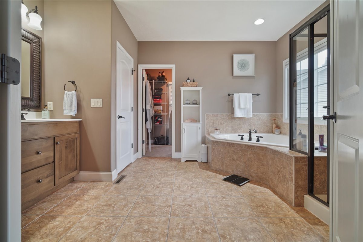 4015 Rockledge Road Bloomington, IL 61705 - Photo 12 of 52 Gallery Image 12