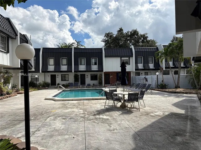 $2,850 | 5555 Ludlam Road, Unit 25, South Miami, FL 33155