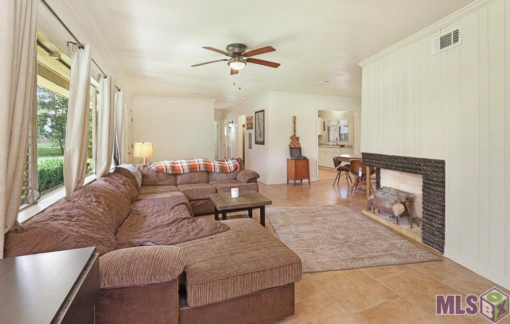 9155 South Parkview Drive Baton Rouge, LA 70815 - Photo 9 of 30 Living room