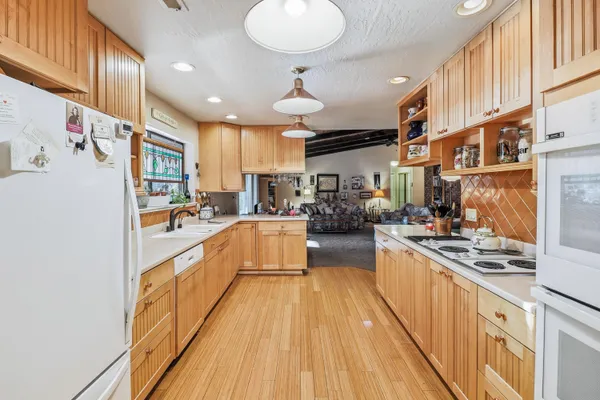 $695,000 | 20216 Lakeview Drive, Lakehead, CA 96051