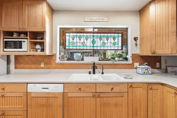 $695,000 | 20216 Lakeview Drive, Lakehead, CA 96051