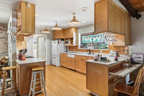 $695,000 | 20216 Lakeview Drive, Lakehead, CA 96051