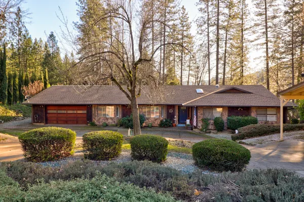 $695,000 | 20216 Lakeview Drive, Lakehead, CA 96051