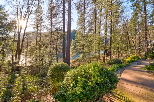 $695,000 | 20216 Lakeview Drive, Lakehead, CA 96051
