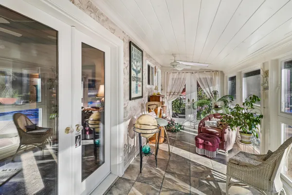 $695,000 | 20216 Lakeview Drive, Lakehead, CA 96051