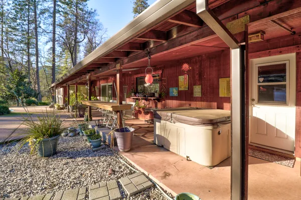 $695,000 | 20216 Lakeview Drive, Lakehead, CA 96051