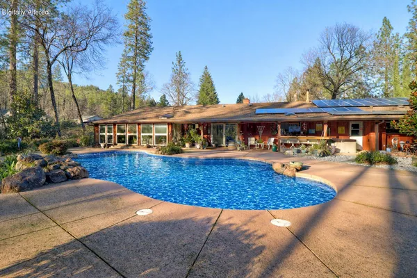 $695,000 | 20216 Lakeview Drive, Lakehead, CA 96051