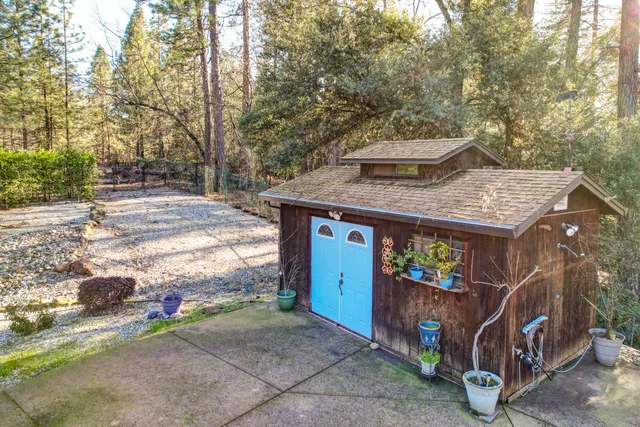 $695,000 | 20216 Lakeview Drive, Lakehead, CA 96051