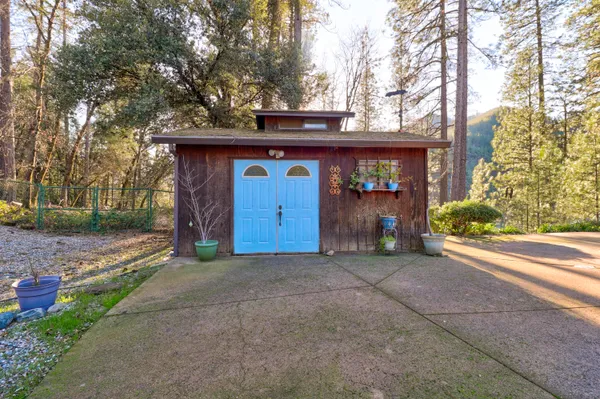 $695,000 | 20216 Lakeview Drive, Lakehead, CA 96051