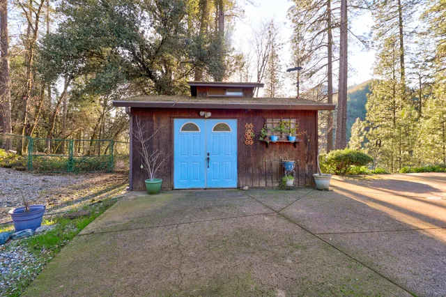 $695,000 | 20216 Lakeview Drive, Lakehead, CA 96051