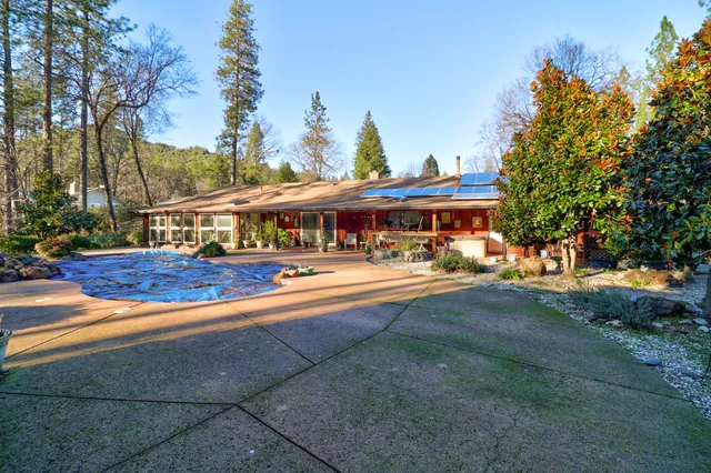 $695,000 | 20216 Lakeview Drive, Lakehead, CA 96051