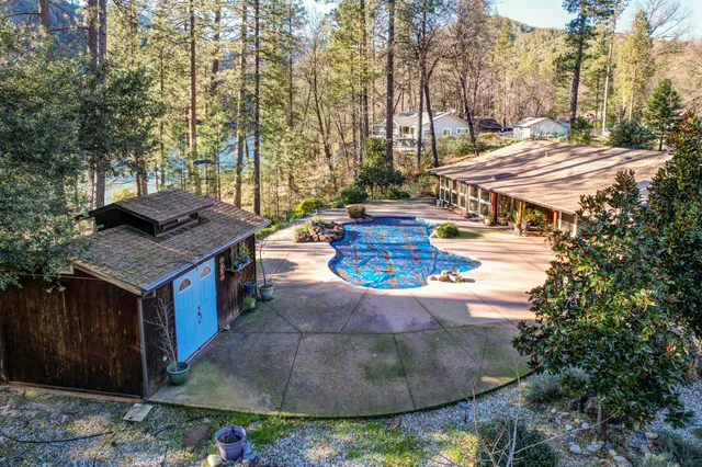 $695,000 | 20216 Lakeview Drive, Lakehead, CA 96051
