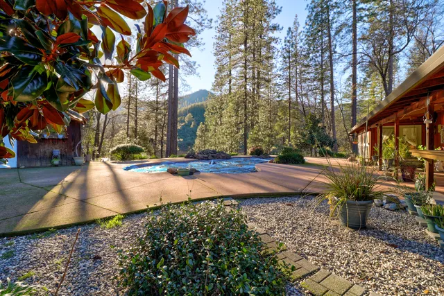$695,000 | 20216 Lakeview Drive, Lakehead, CA 96051