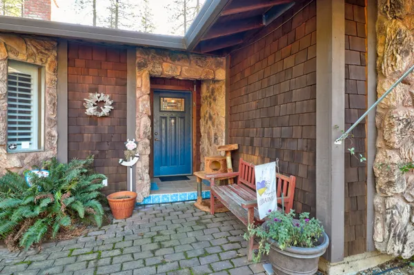 $695,000 | 20216 Lakeview Drive, Lakehead, CA 96051