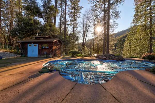 $695,000 | 20216 Lakeview Drive, Lakehead, CA 96051