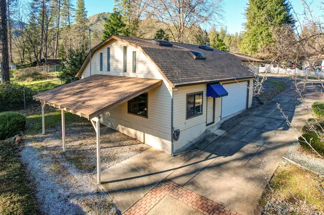 $695,000 | 20216 Lakeview Drive, Lakehead, CA 96051