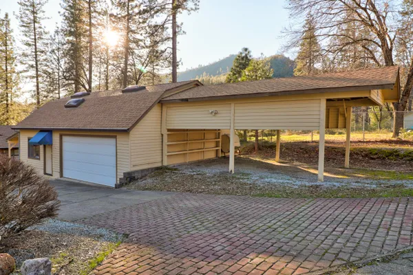 $695,000 | 20216 Lakeview Drive, Lakehead, CA 96051