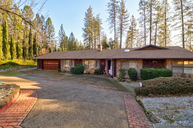 $695,000 | 20216 Lakeview Drive, Lakehead, CA 96051