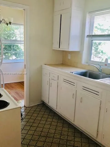 $1,700 | 1002 Douglas Road, Unit 4, Coral Gables, FL 33134