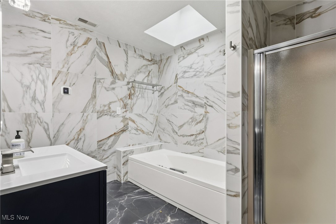 6996 Oakwood Road Parma Heights, OH 44130 - Photo 21 of 32 Bathroom