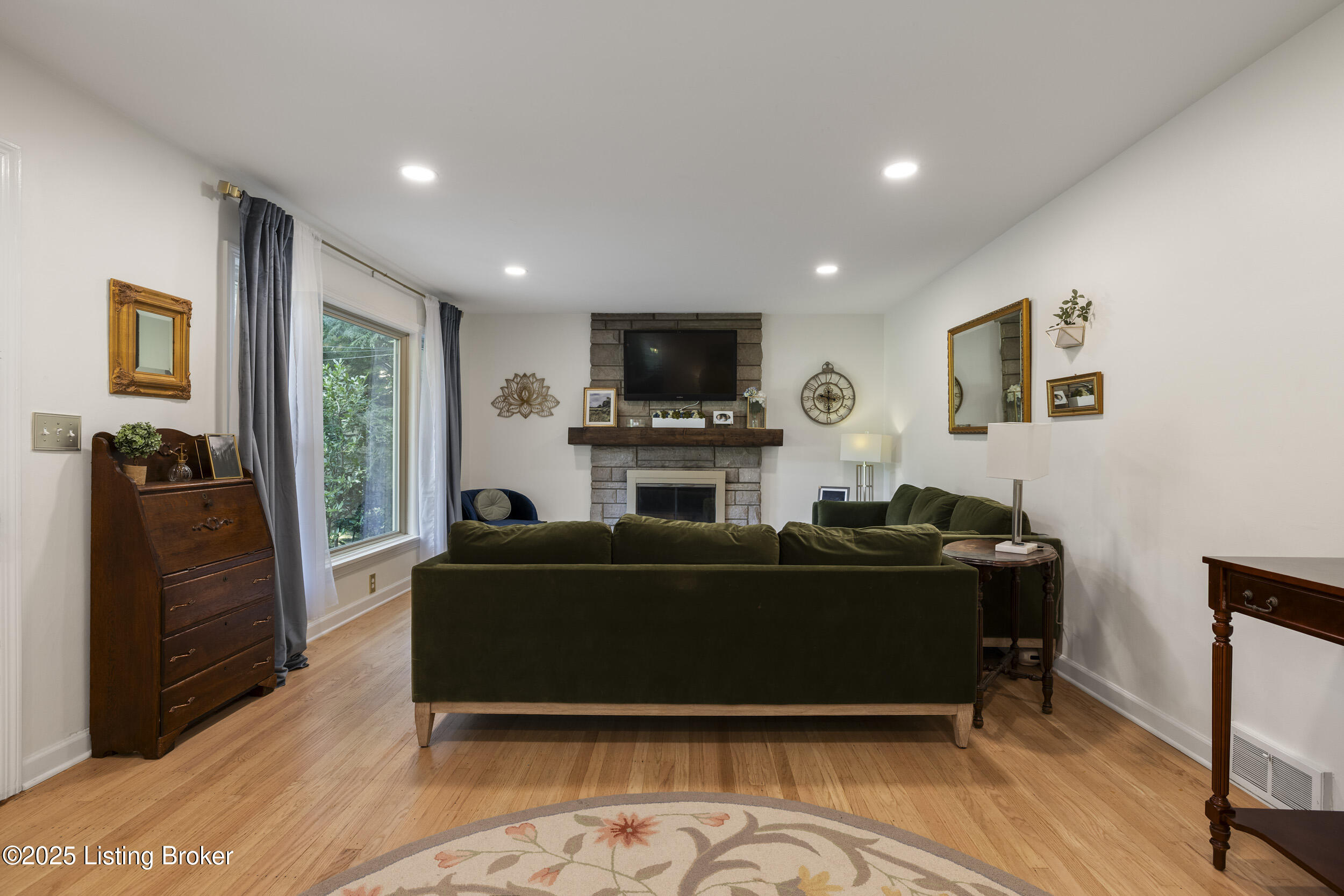 4221 Dolphin Road Louisville, KY 40220 - Photo 4 of 56 Living Room