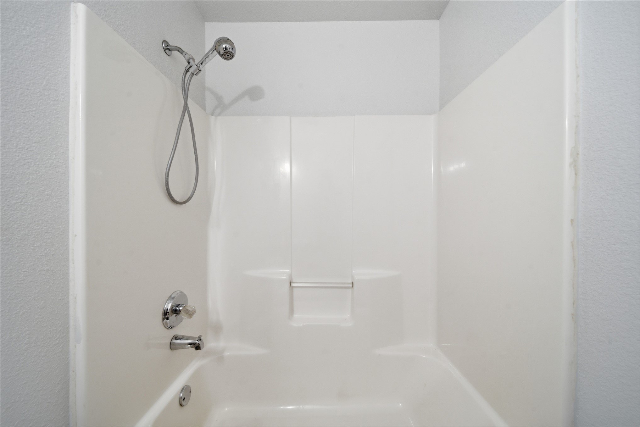 511 Cemetery Road Oktaha, OK 74450 - Photo 18 of 28 Bathtub shower combination with white surround, chrome shower head, and chrome fixtures