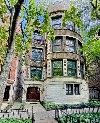 $6,500 | 2921 North Pine Grove Avenue, Unit 1, Chicago, IL 60657