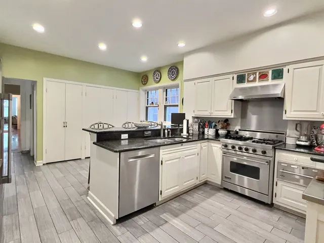 $6,500 | 2921 North Pine Grove Avenue, Unit 1, Chicago, IL 60657