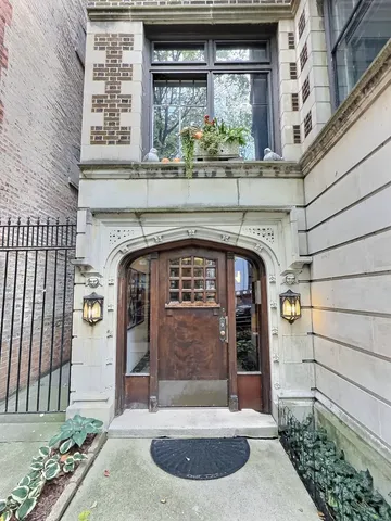 $6,500 | 2921 North Pine Grove Avenue, Unit 1, Chicago, IL 60657