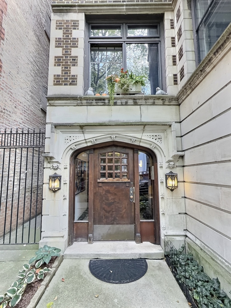 2921 North Pine Grove Avenue, Unit 1 Chicago, IL 60657 - Photo 2 of 44