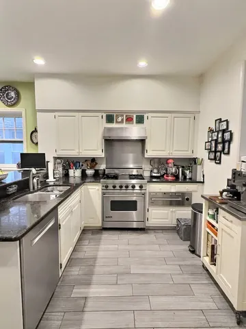 $6,500 | 2921 North Pine Grove Avenue, Unit 1, Chicago, IL 60657