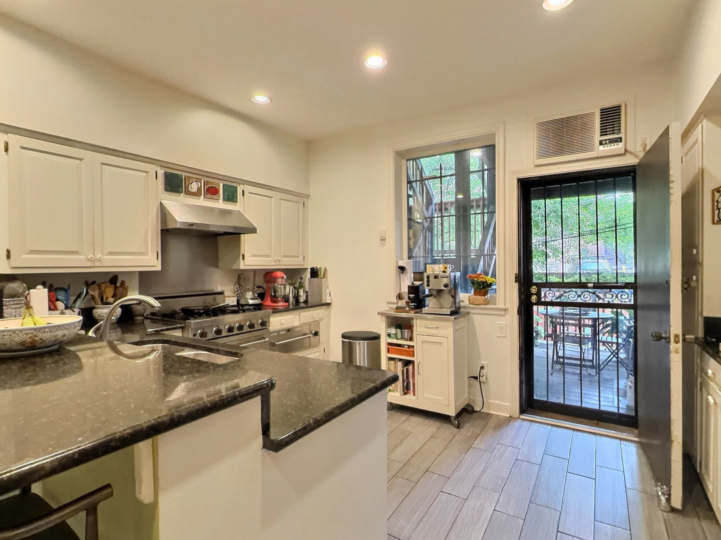 2921 North Pine Grove Avenue, Unit 1 Chicago, IL 60657 - Photo 22 of 44