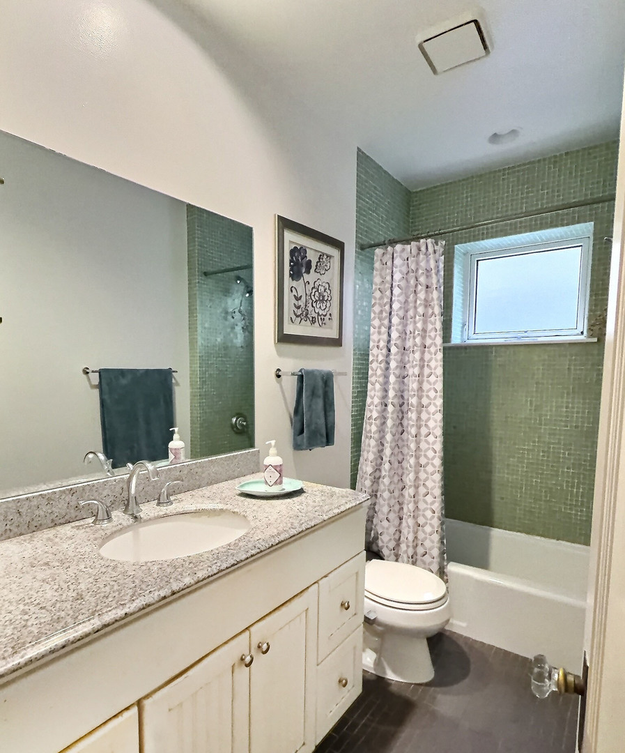 2921 North Pine Grove Avenue, Unit 1 Chicago, IL 60657 - Photo 31 of 44