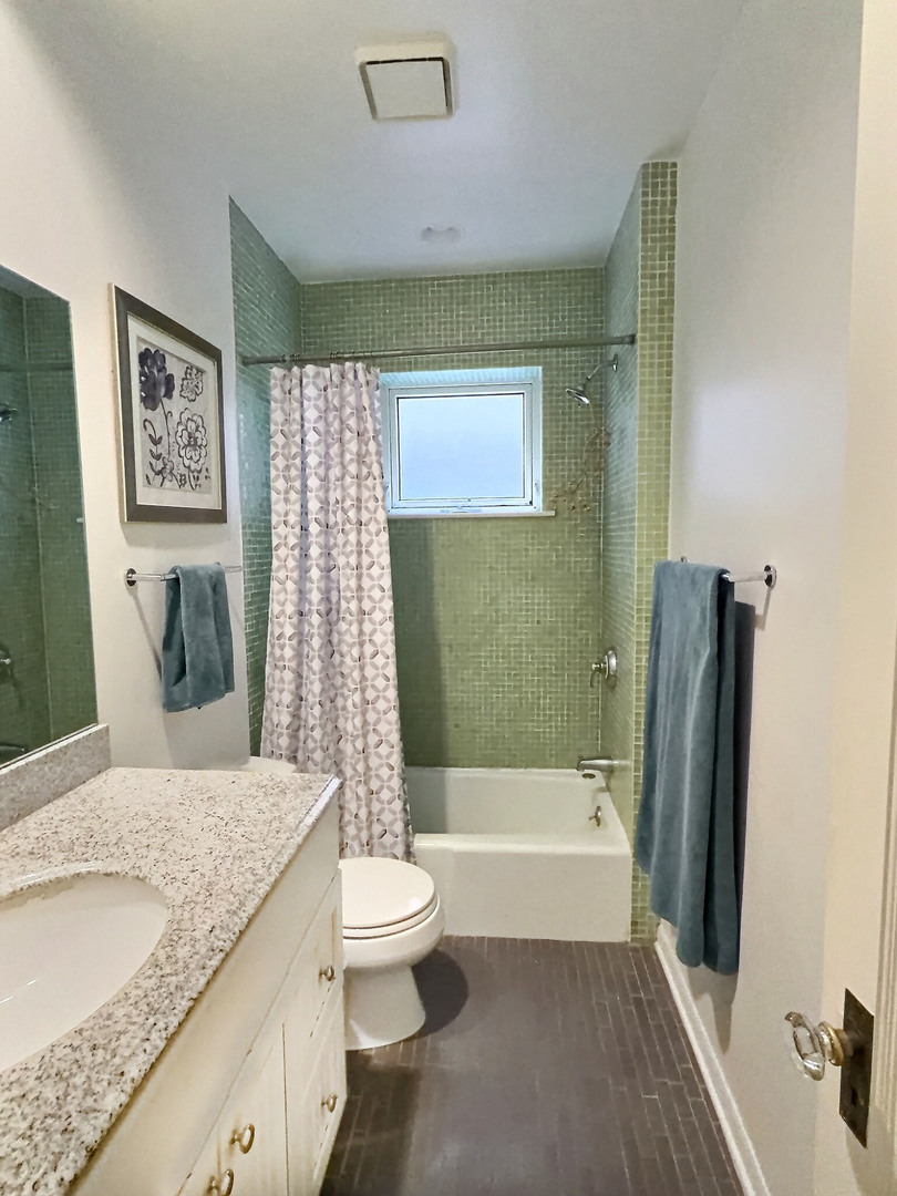 2921 North Pine Grove Avenue, Unit 1 Chicago, IL 60657 - Photo 32 of 44