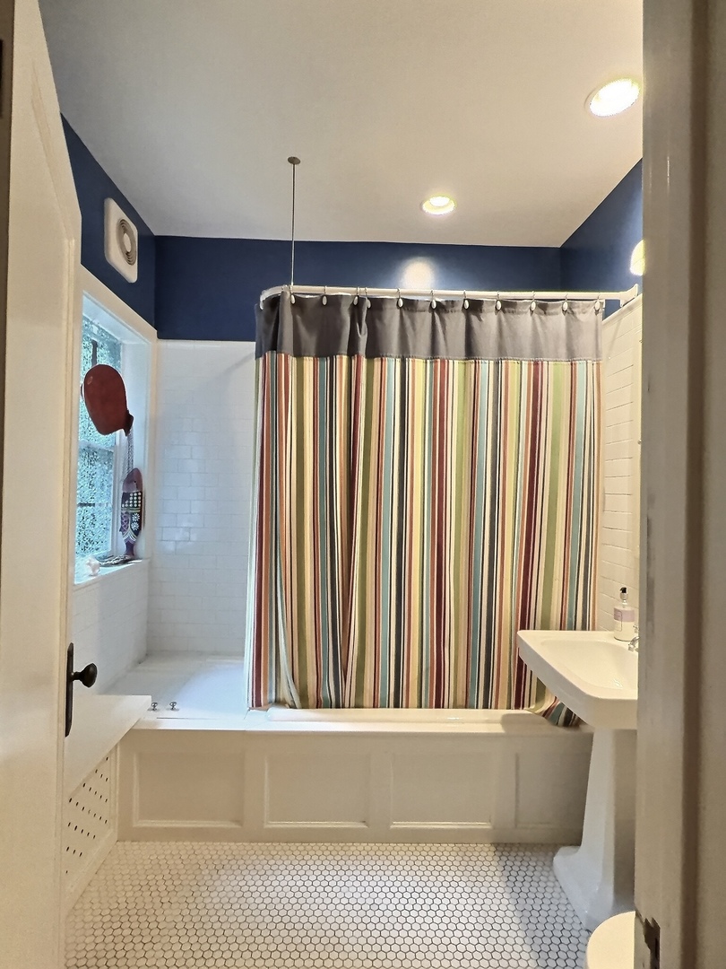 2921 North Pine Grove Avenue, Unit 1 Chicago, IL 60657 - Photo 34 of 44