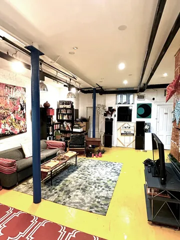 $6,500 | 2921 North Pine Grove Avenue, Unit 1, Chicago, IL 60657