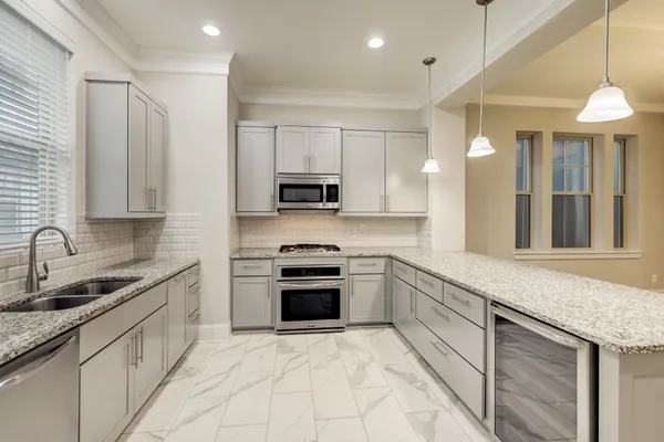 $3,350 | 726 North Shepherd Drive, Houston, TX 77007