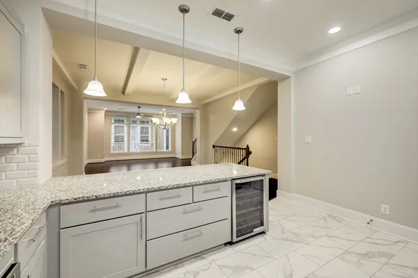 $3,350 | 726 North Shepherd Drive, Houston, TX 77007