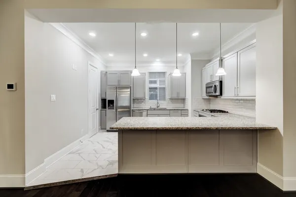 $3,350 | 726 North Shepherd Drive, Houston, TX 77007