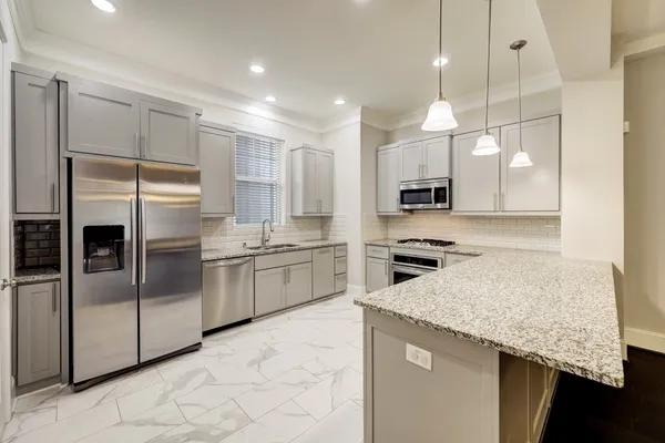 $3,350 | 726 North Shepherd Drive, Houston, TX 77007