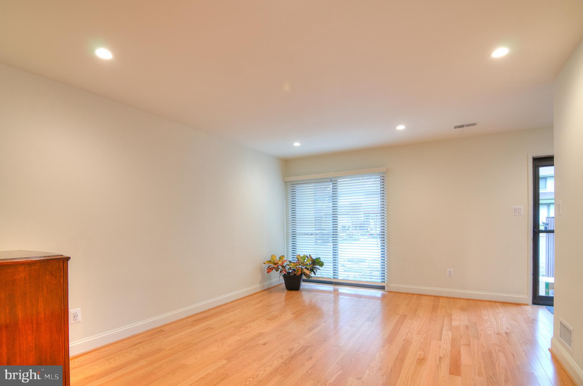 12127 Captiva Court Reston, VA 20191 - Photo 11 of 32 living room