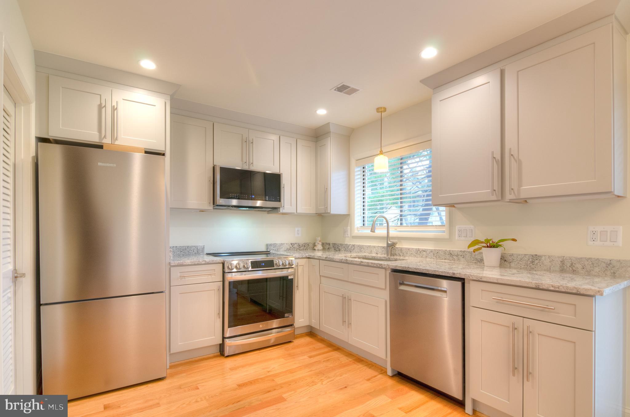 12127 Captiva Court Reston, VA 20191 - Photo 2 of 32 kitchen