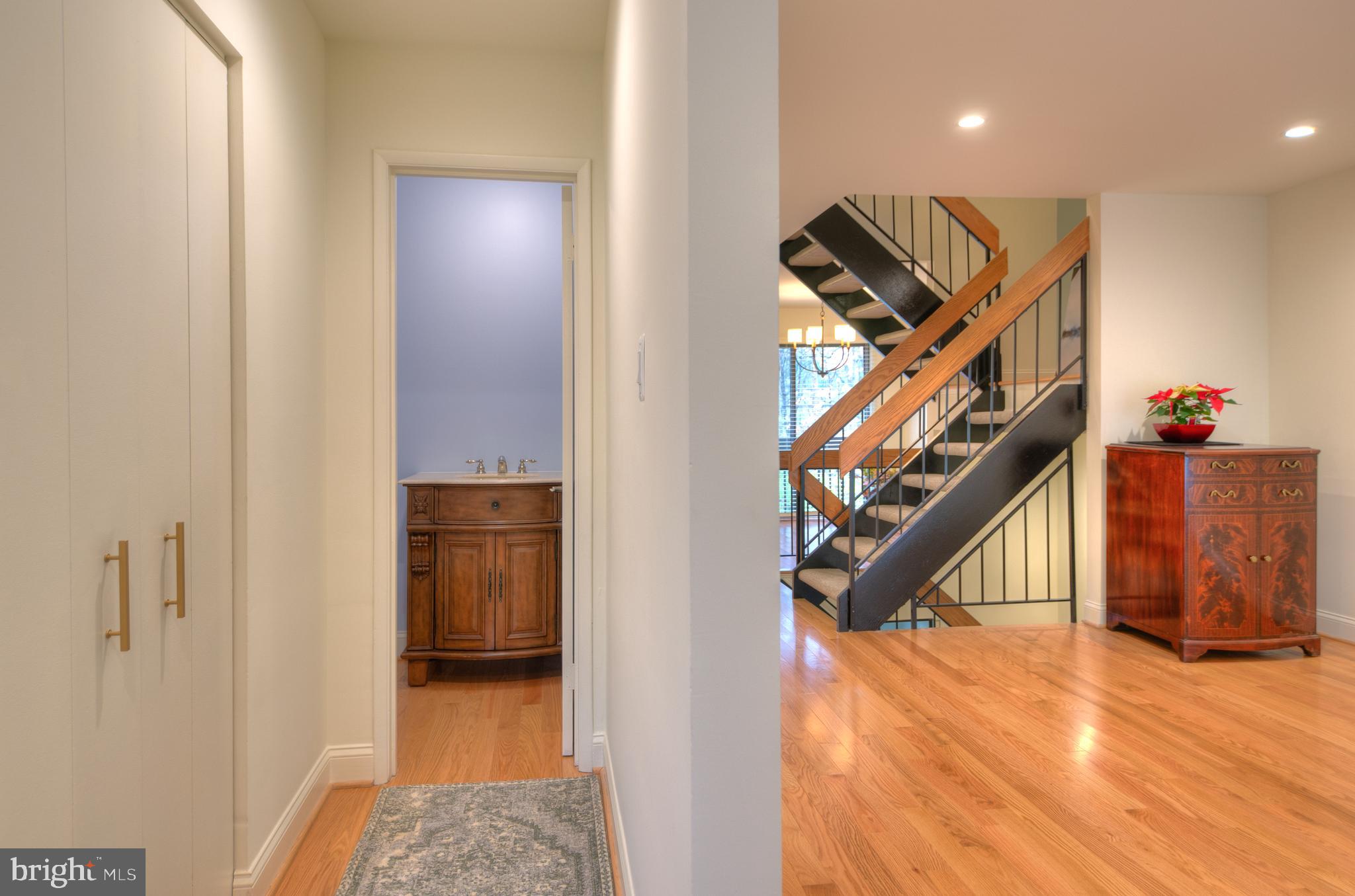 12127 Captiva Court Reston, VA 20191 - Photo 7 of 32 Foyer/entry area