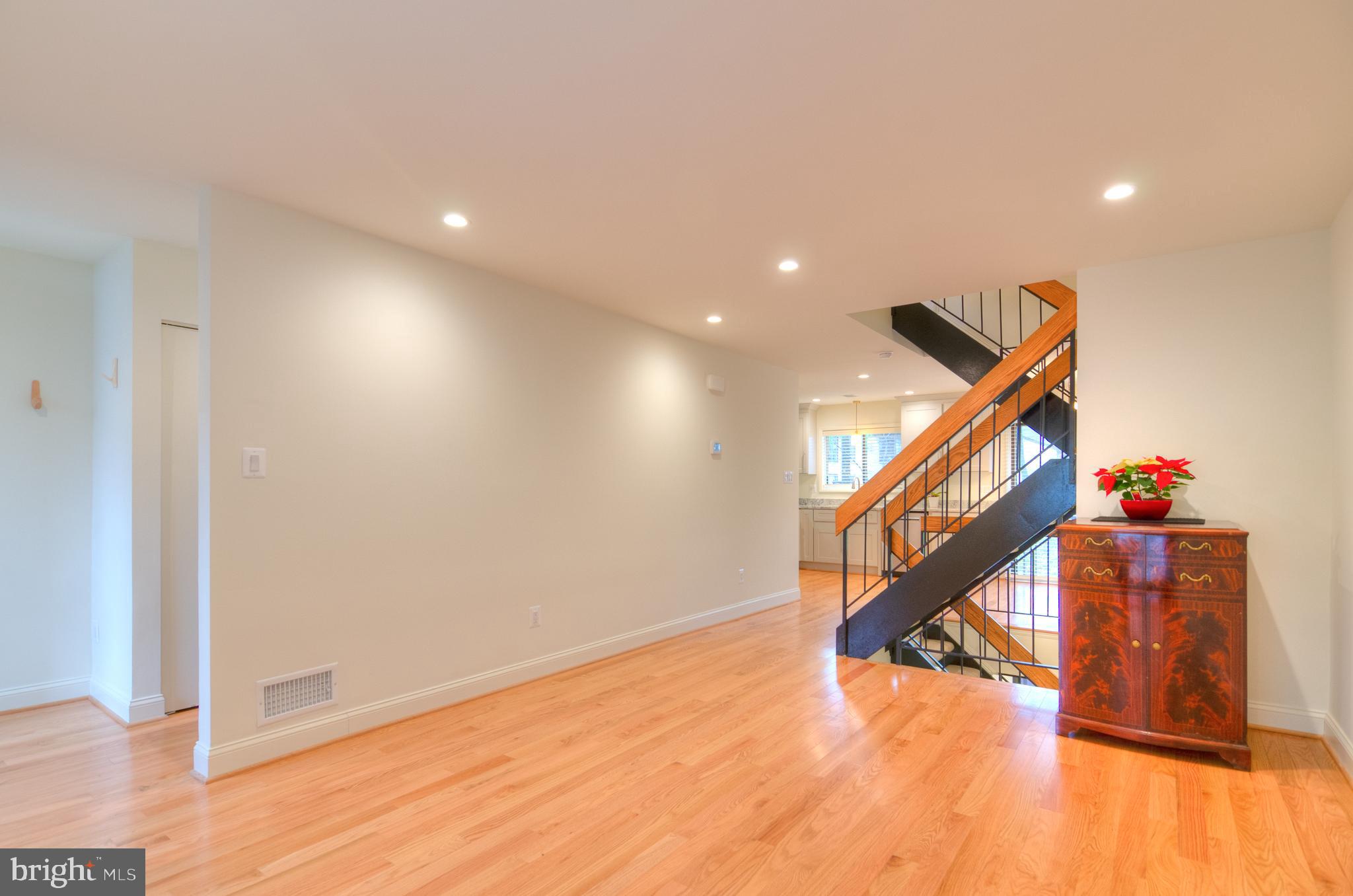 12127 Captiva Court Reston, VA 20191 - Photo 8 of 32 living room