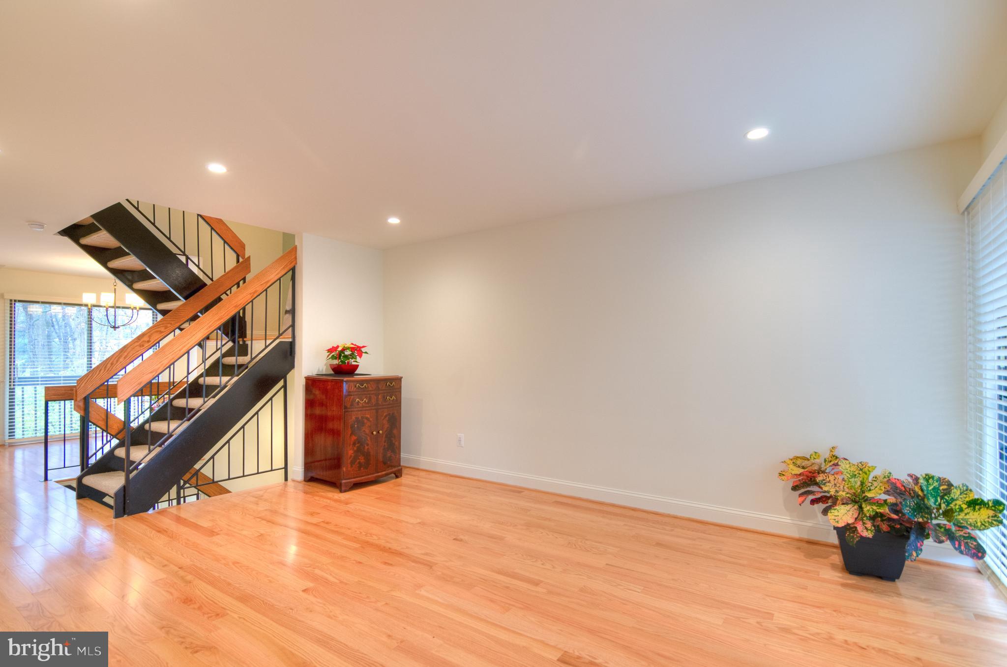 12127 Captiva Court Reston, VA 20191 - Photo 9 of 32 living room