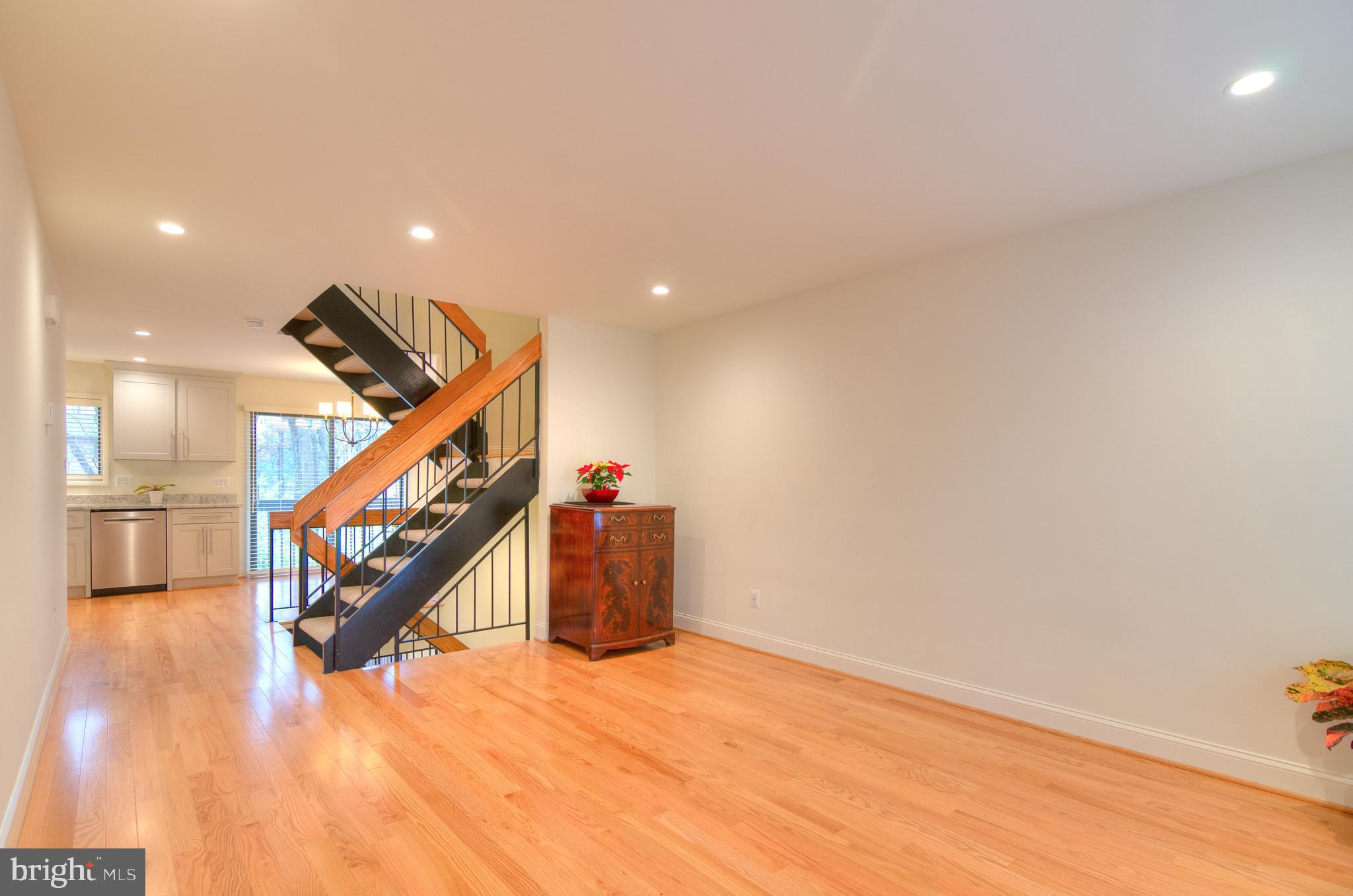 12127 Captiva Court Reston, VA 20191 - Photo 10 of 32 living room