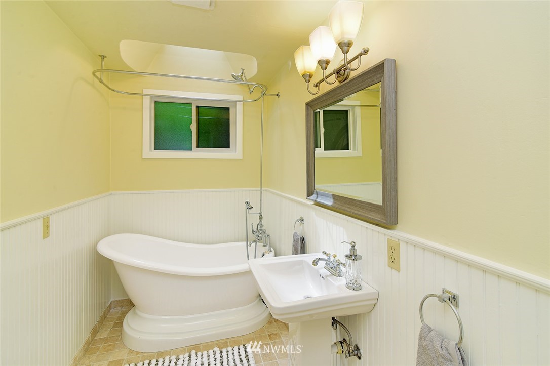 23358 Jefferson Point Road Northeast Kingston, WA 98346 - Photo 14 of 25 Gallery Image 14