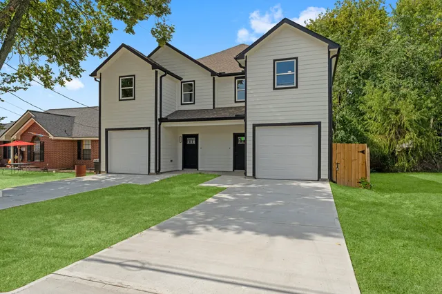 a view of backyard of the house